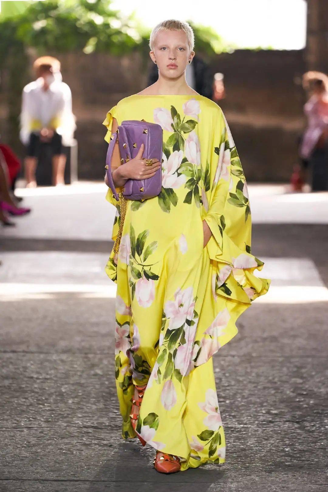 终于等到春天可以穿2021流行色亮丽黄了