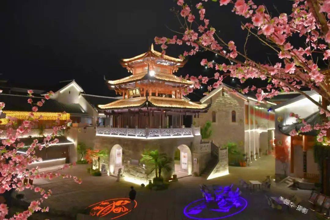 乡愁文化园"一个人的安顺乡愁文化园"位于安顺经开区多彩万象旅游城