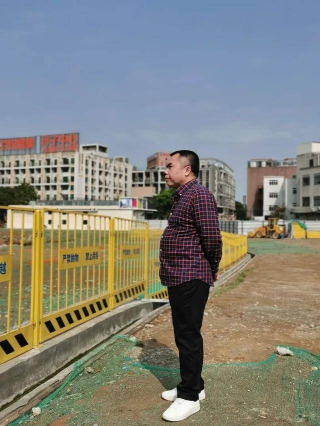 番禺钟三村党委书记黄炽洪打造东越里升级工业区村民住上公寓集体经济