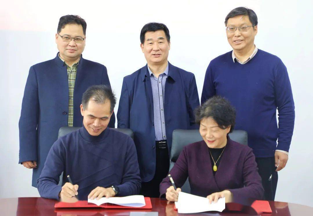 会议伊始,王文科代表学院对鹰展文化传播有限公司及我校1990级校友