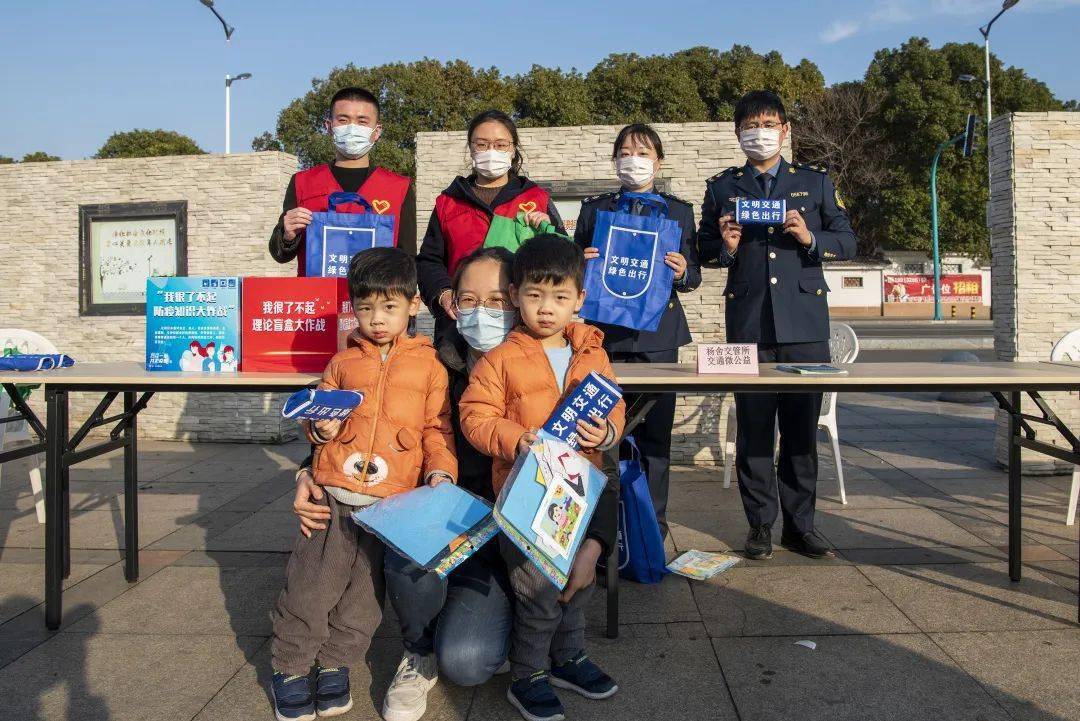 乘航办事处芦庄社区联合澳洋顺康医生志愿者,幼儿园老师以及法律咨询