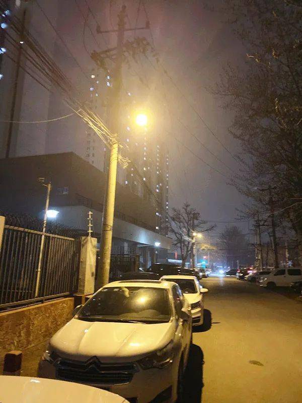 直通民生这里的路灯亮了点亮东坝居民回家的路