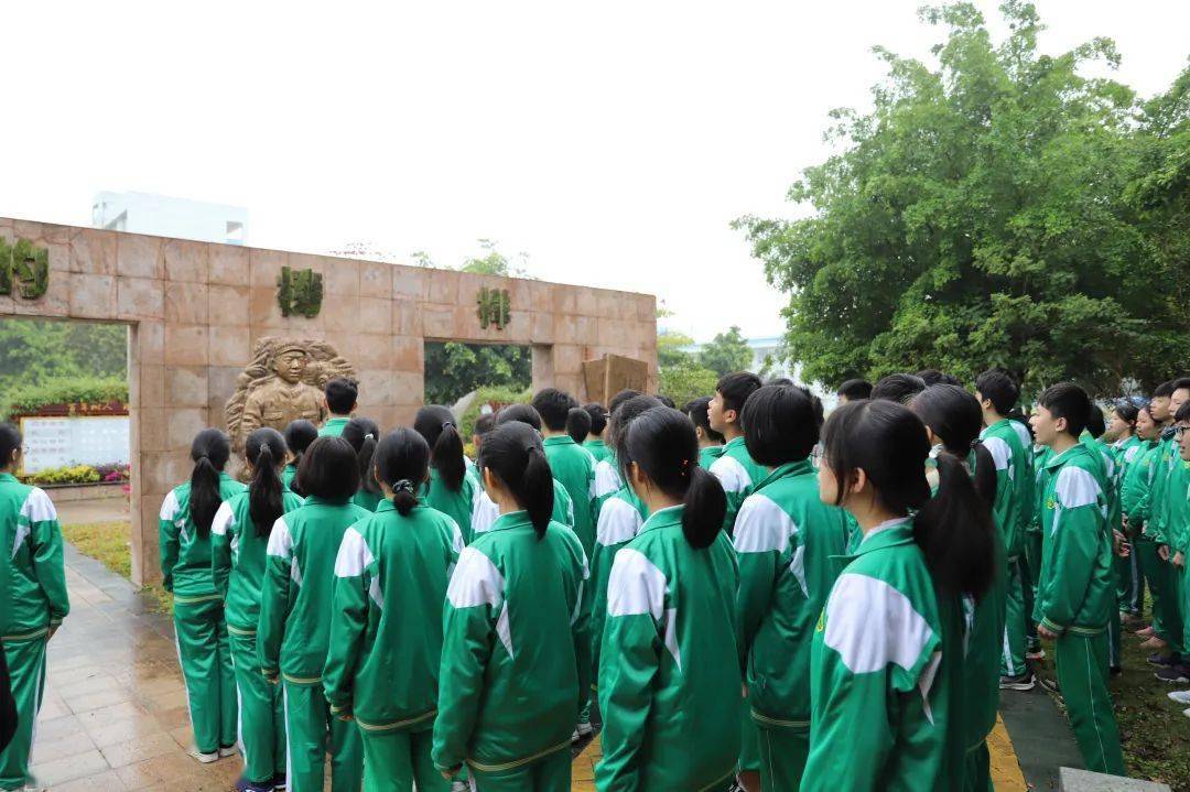 榜样流溪中学师生向雷锋塑像献花