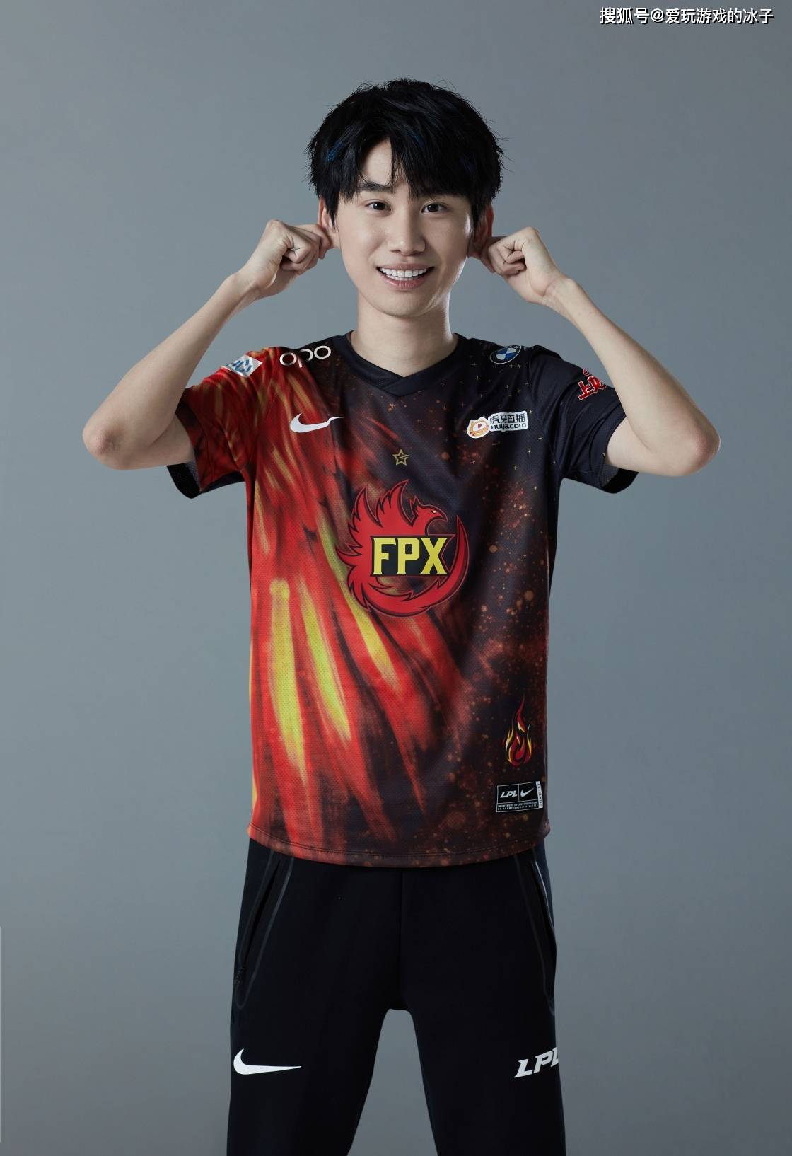 为英雄联盟职业选手,日常生活中被英雄联盟这款游戏占据了大部分事件