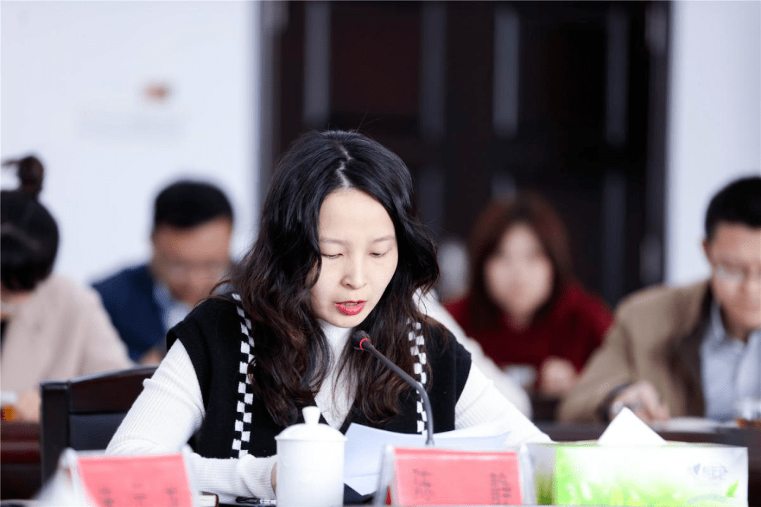 会上,厅机关党委专职副书记林林同志传达学习了省委省政府及厅党委