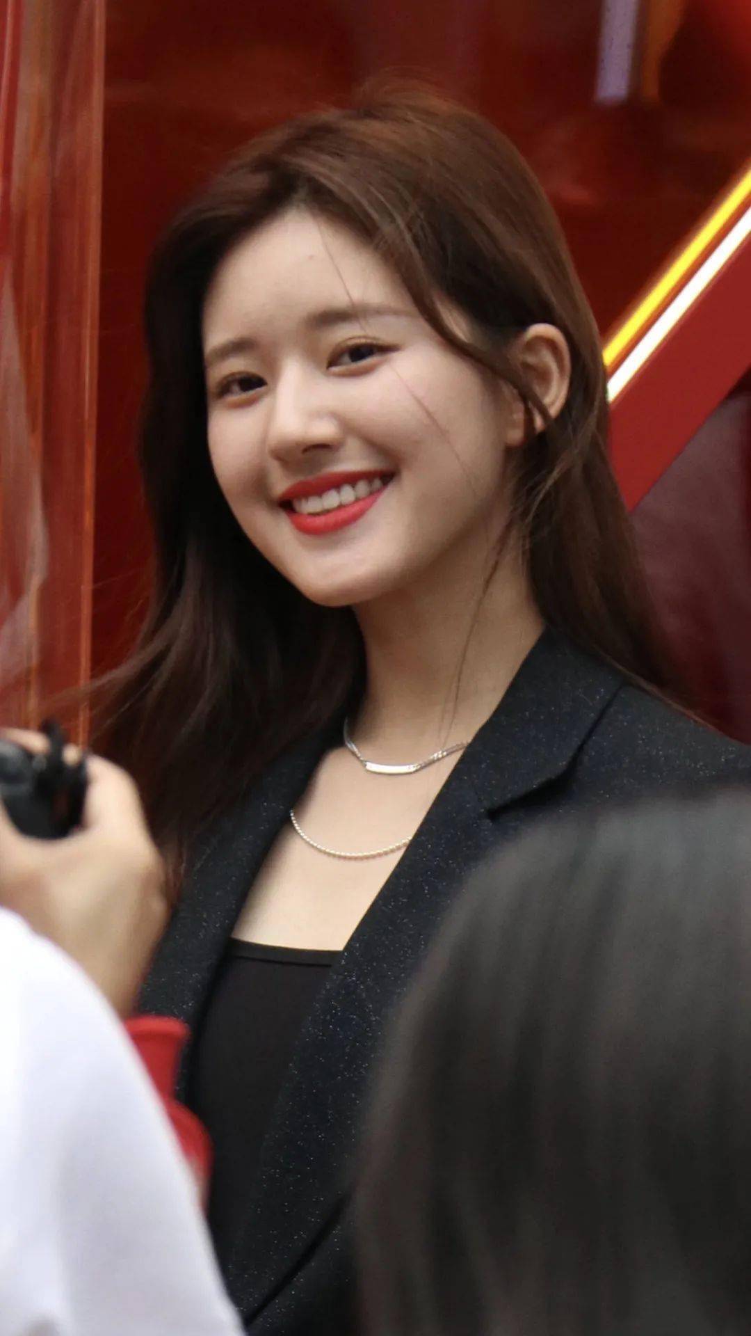 祖传小圆脸的赵露思突然瘦出刀锋下颌这是开始走明艳路线了吗