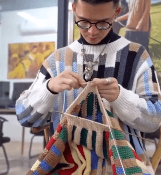 硬核985男生放弃翻译工作改行织毛衣会2000种针法毛衣卖5000一件还被