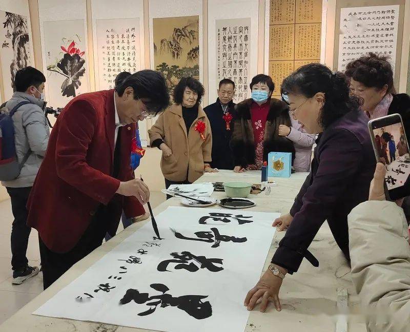 潍坊市女书画家协会纪念国际三八妇女节书画展在恒易美术馆开幕