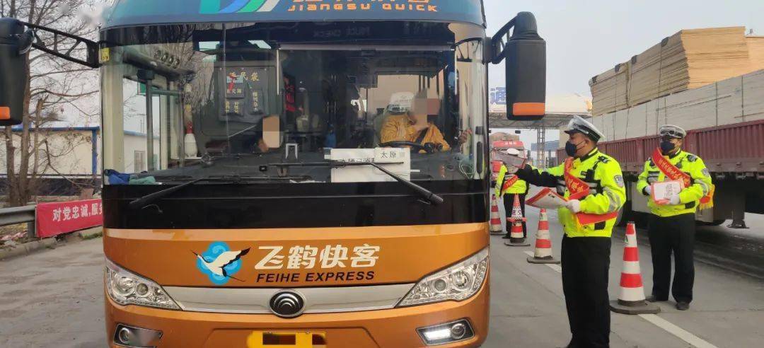 女司机无证驾驶上高速当场认错求放过