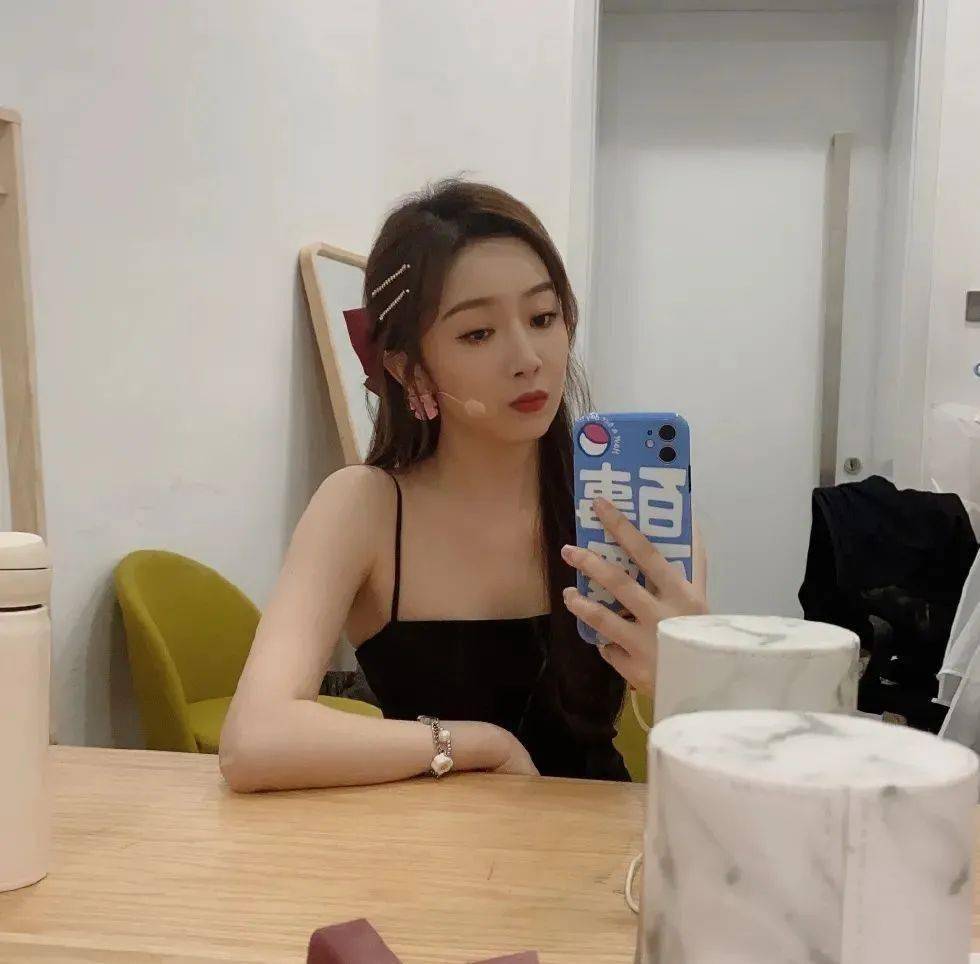 国内解说颜强节目中调侃女主播是狐狸精引争议