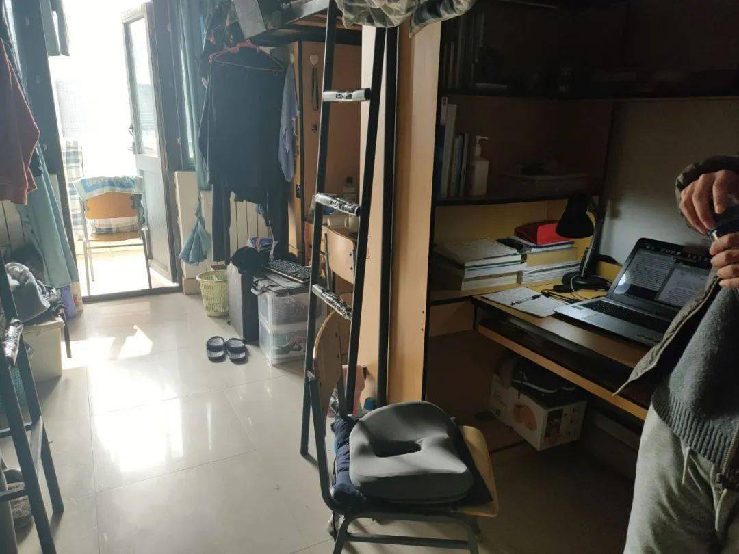 大学与闺蜜在宿舍磨豆腐图片 和闺蜜镜子磨到哭