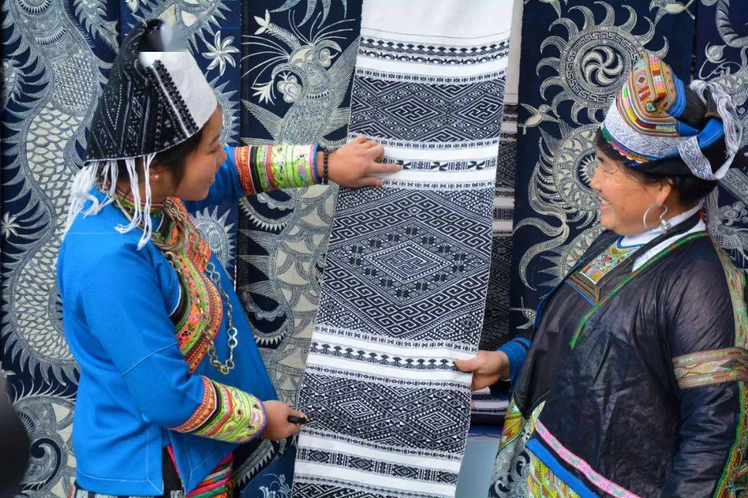 这群工地归来的母亲,把苗族千年画成画,每一帧都是折叠密码_蜡染