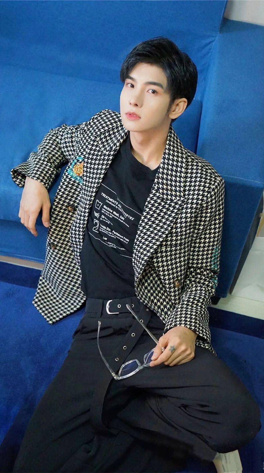 手机壁纸郑繁星