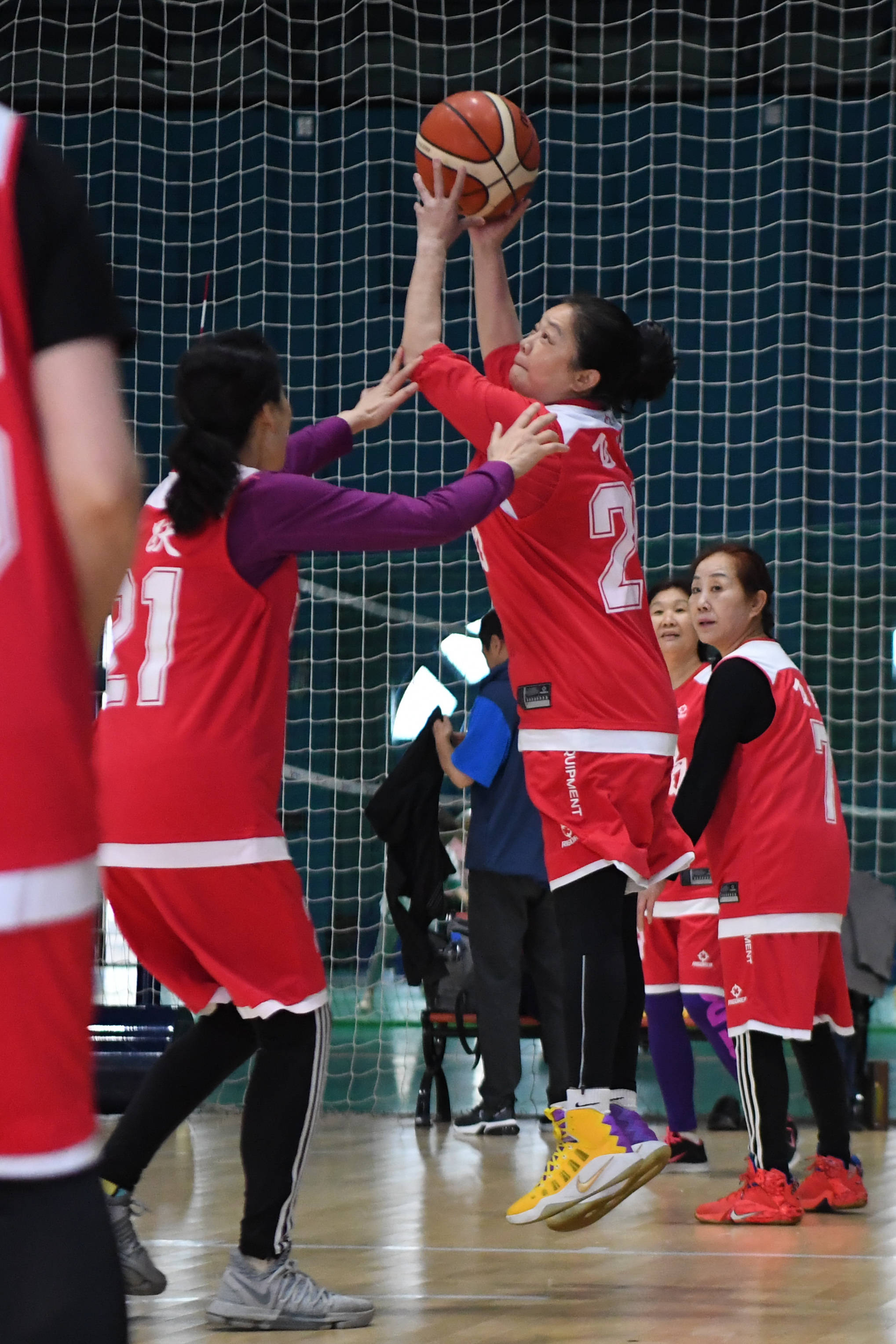 湖南飞跃女子篮球队队员准备进入长沙市一处篮球场训练(3月6日摄)