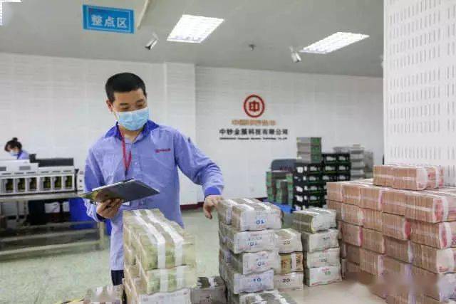 完成人民币清点工作后，工作人员对反馈至银行的钞票进行最终清点核对。