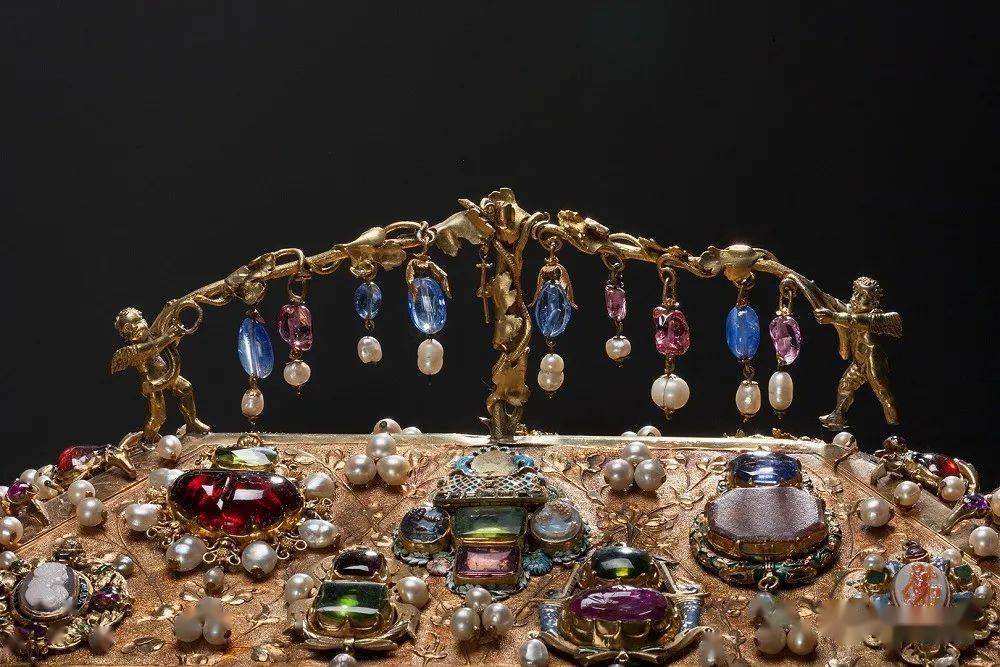 展会埃尔米塔日博物馆cartier古董珠宝展呈现传统手工珠宝技艺