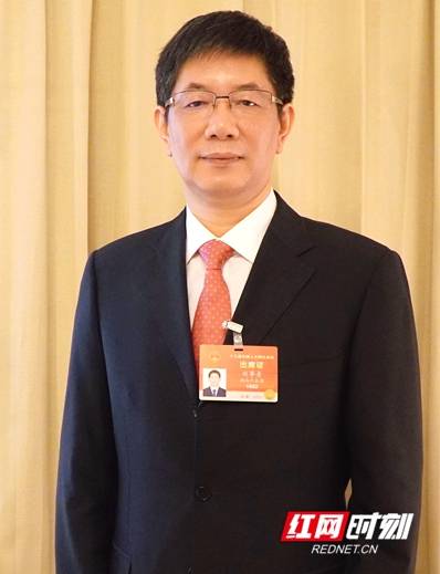 全国人大代表,邵阳市委副书记,市长刘事青.