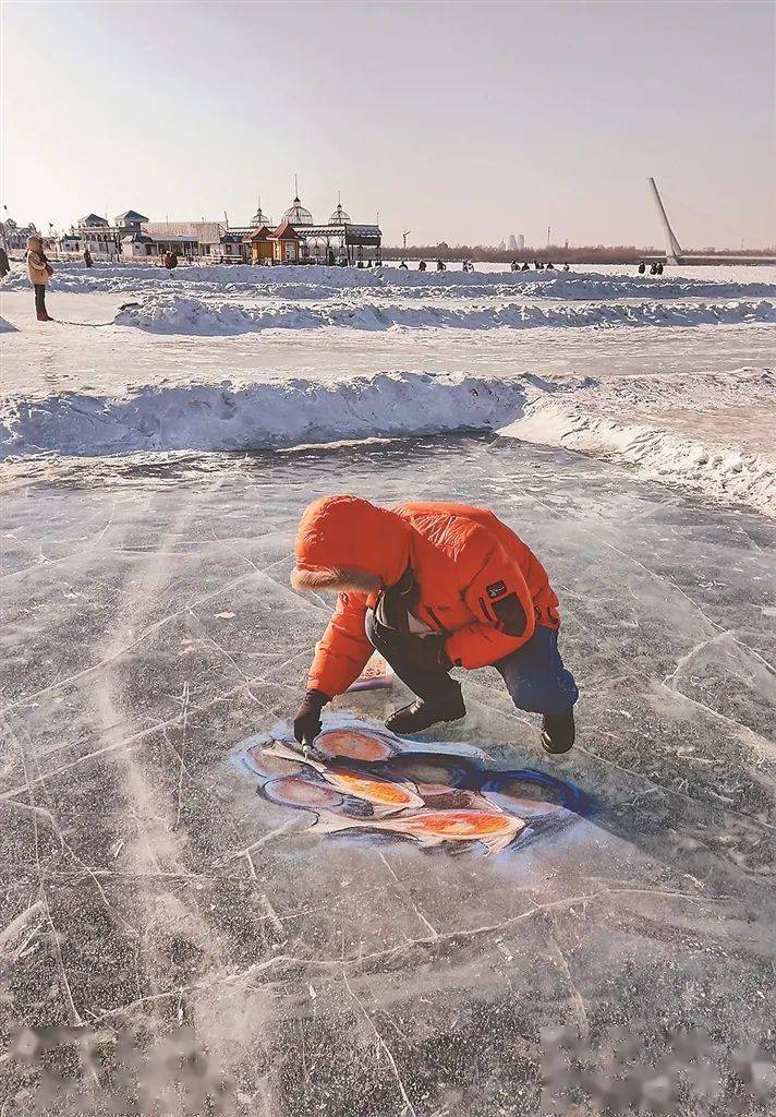 松花江九站码头附近冰面上"游来"2条红鲤鱼