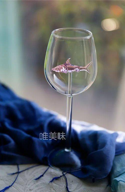上新没有酒时它是可爱的小鲨鱼倒上葡萄酒一切开始变得有点小刺激