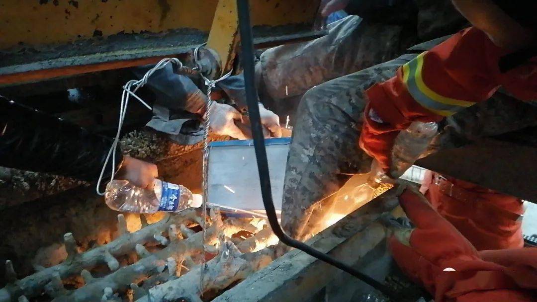 河南洛阳:男子左脚卷入机器 消防紧急救援_工人