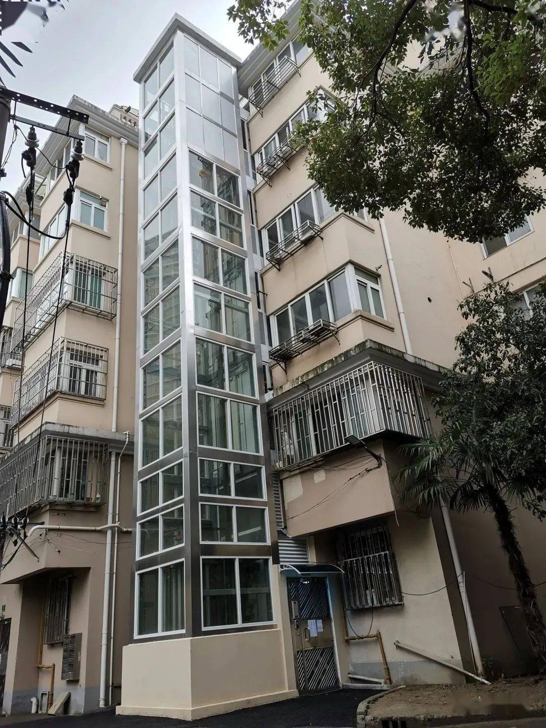 这台加装电梯,日前正式投入使用!_小区