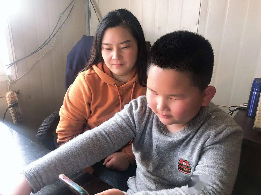 15.干览中心学校学生崔皓轩和妈妈我有一个和蔼可亲的妈妈，她把所有的爱