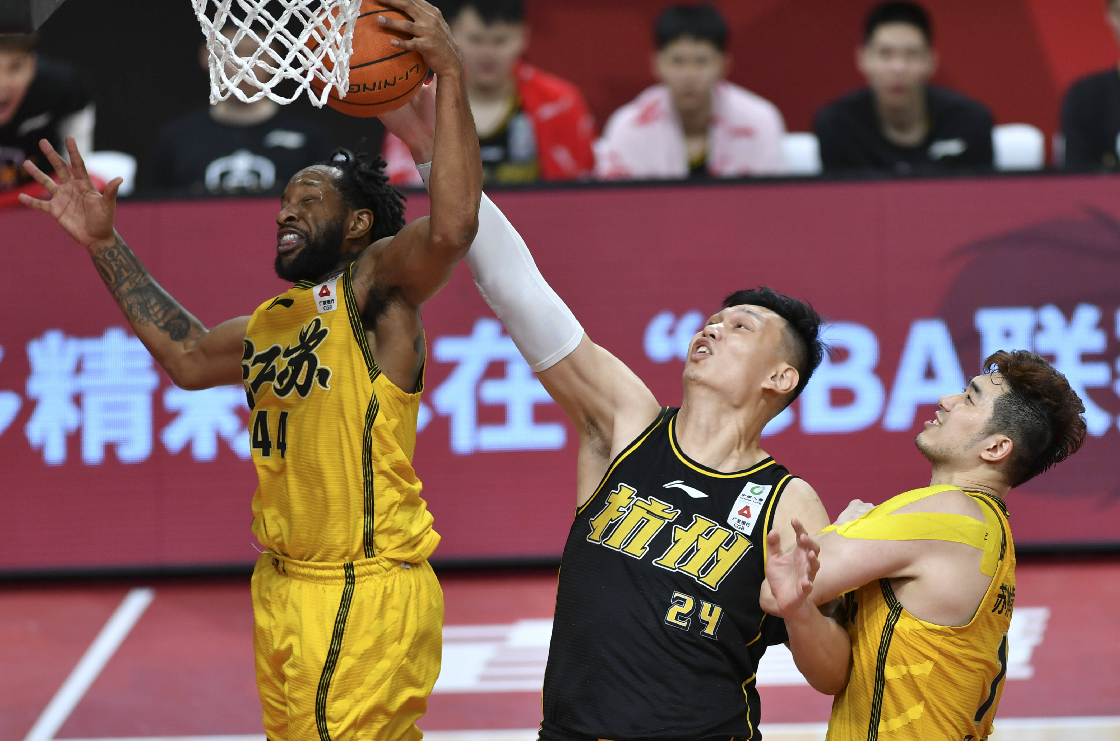 3月8日,苏州肯帝亚队球员威尔斯(左),吴冠希(右)与浙江广厦控队球员