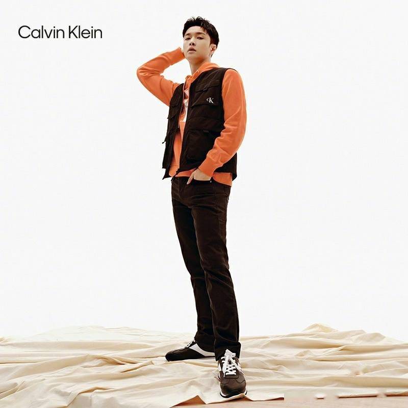 ck全球代言人张艺兴演绎calvin klein2021春季系列,于休闲简约中诠释