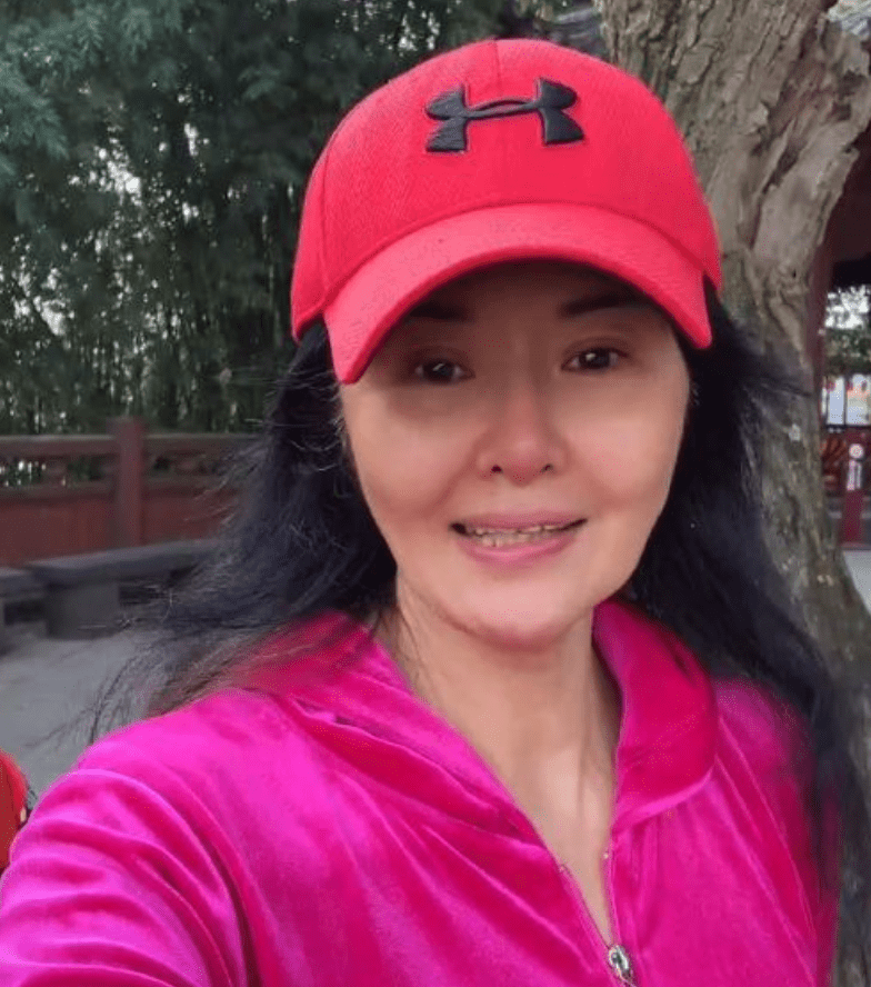 56岁演员田岷晒出近照素颜憔悴心态似少女与英达见面抱很紧