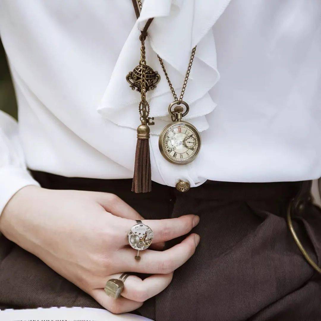 怀表开始起源于欧洲地区,因经常被一些贵族阶层的人士所佩戴,所以它