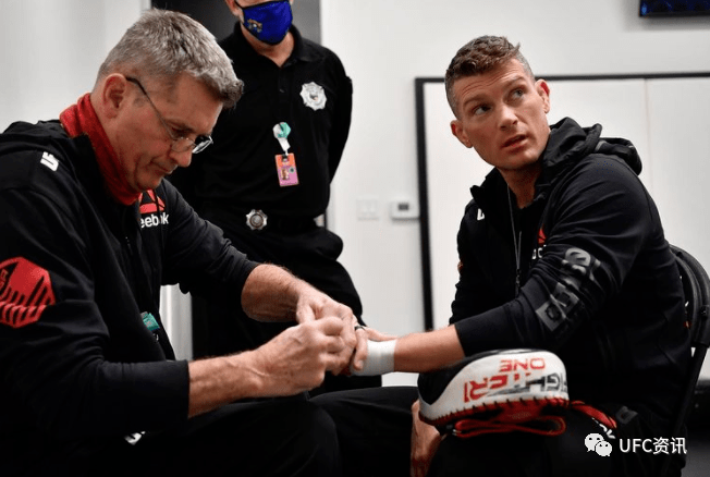 ufc中国讯 职业mma生涯长度已经达到了10年的"神奇小子"史蒂芬-汤普森