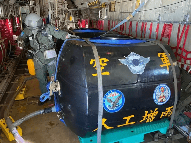 台空军飞机载8吨清水搞人工降雨台网友缺水为何还玩水