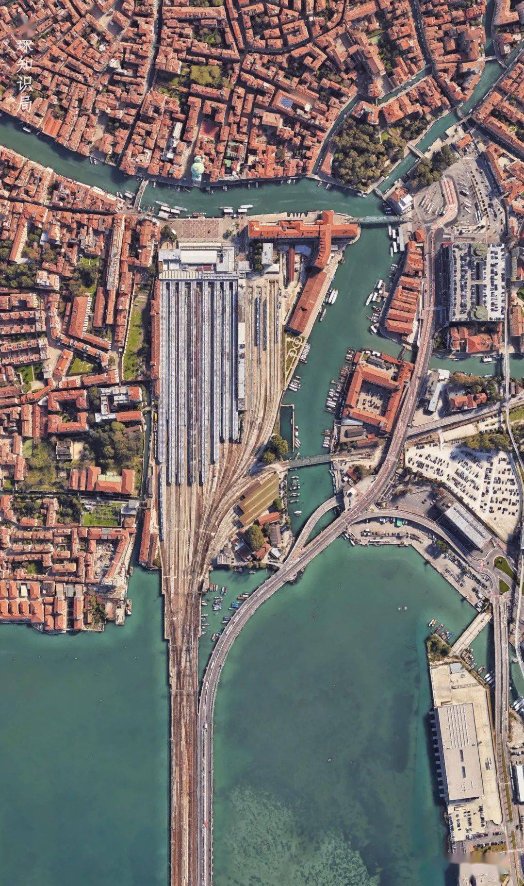 威尼斯河道纵横交错图片