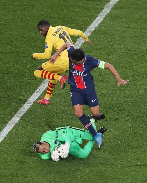 巴黎圣日耳曼队守门员纳瓦斯(下)在比赛中扑救