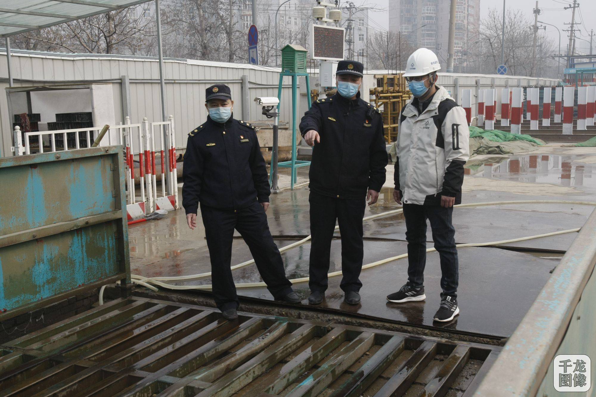 北京市发布重度空气污染黄色预警城管部门开展执法检查_工地