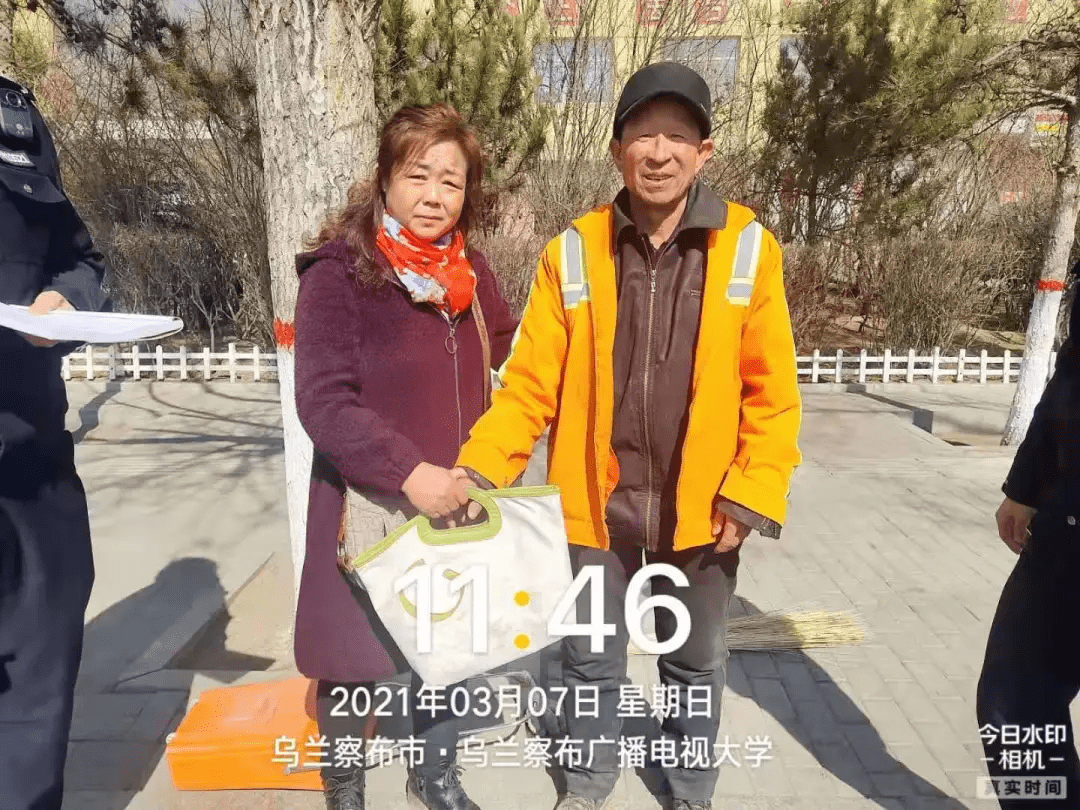 乌兰察布的一名环卫工人发现了他的钱包,急忙去找失主