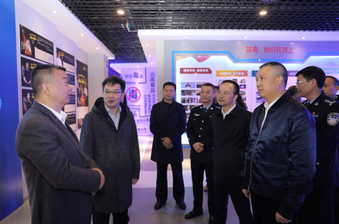 副书记,常务副局长聂海波,泸州广播电视大学校长彭兵等领导的陪同下