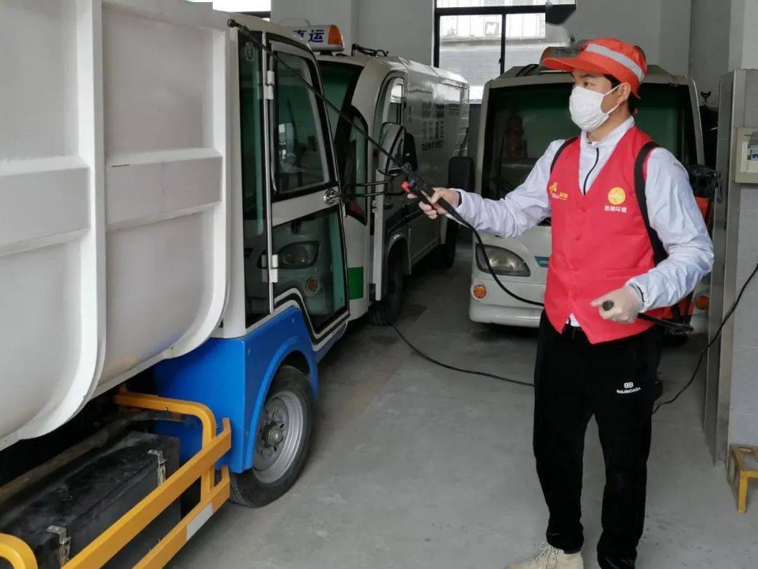 倪永军对清运车辆进行消杀倪永军,西湖环境集团志愿服务队志愿者.