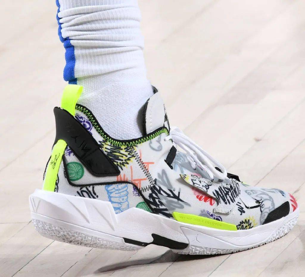 球星上脚湖人官方今日发布新款收获版earnededition纪念球衣