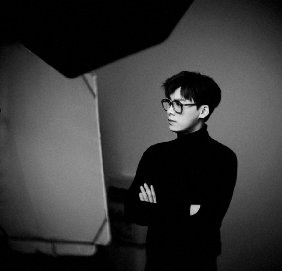 黑白滤镜氛围感满分 李易峰《芭莎艺术in》幕后花絮照公开