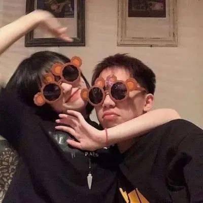 坏一点的情侣头像 ec8222b2a18642f48cbeb524107cd005.jpeg