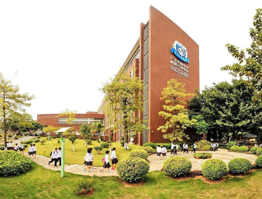 一派生机盎然暖风和煦,草长莺飞广东实验中学附属天河学校校园里