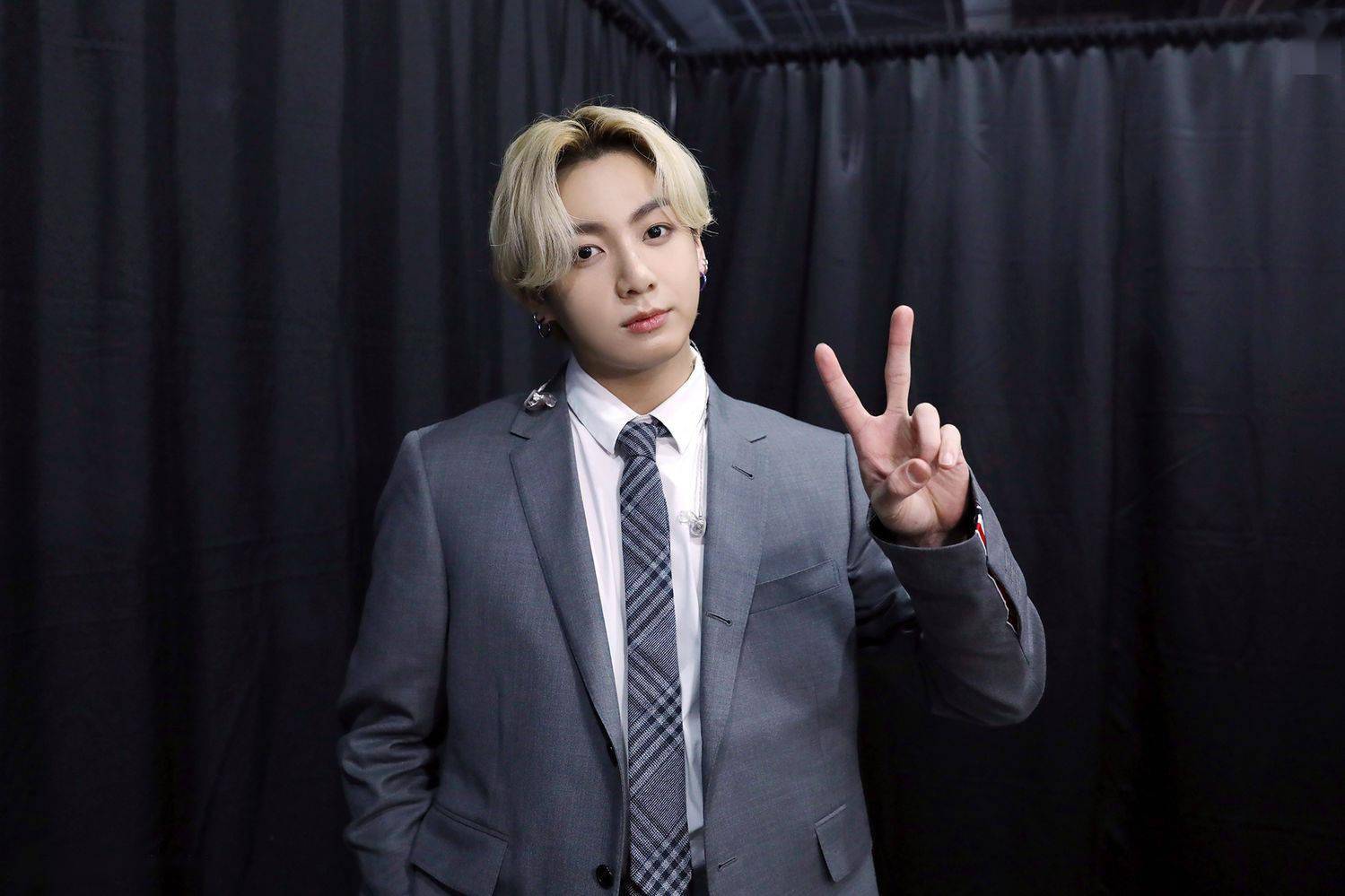 防弹少年团柾国,耀眼的世界级花美男姿态."黑发金发甜咸搭配"