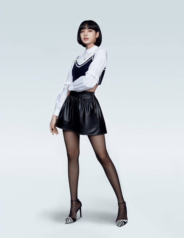 lisa的身材全靠p图?看到她穿"旗袍"后,才知啥叫真人芭比