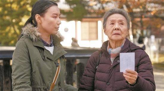 如此沉重的题材,导演鹏飞却举重若轻,将其处理成一部笑中带泪的电影