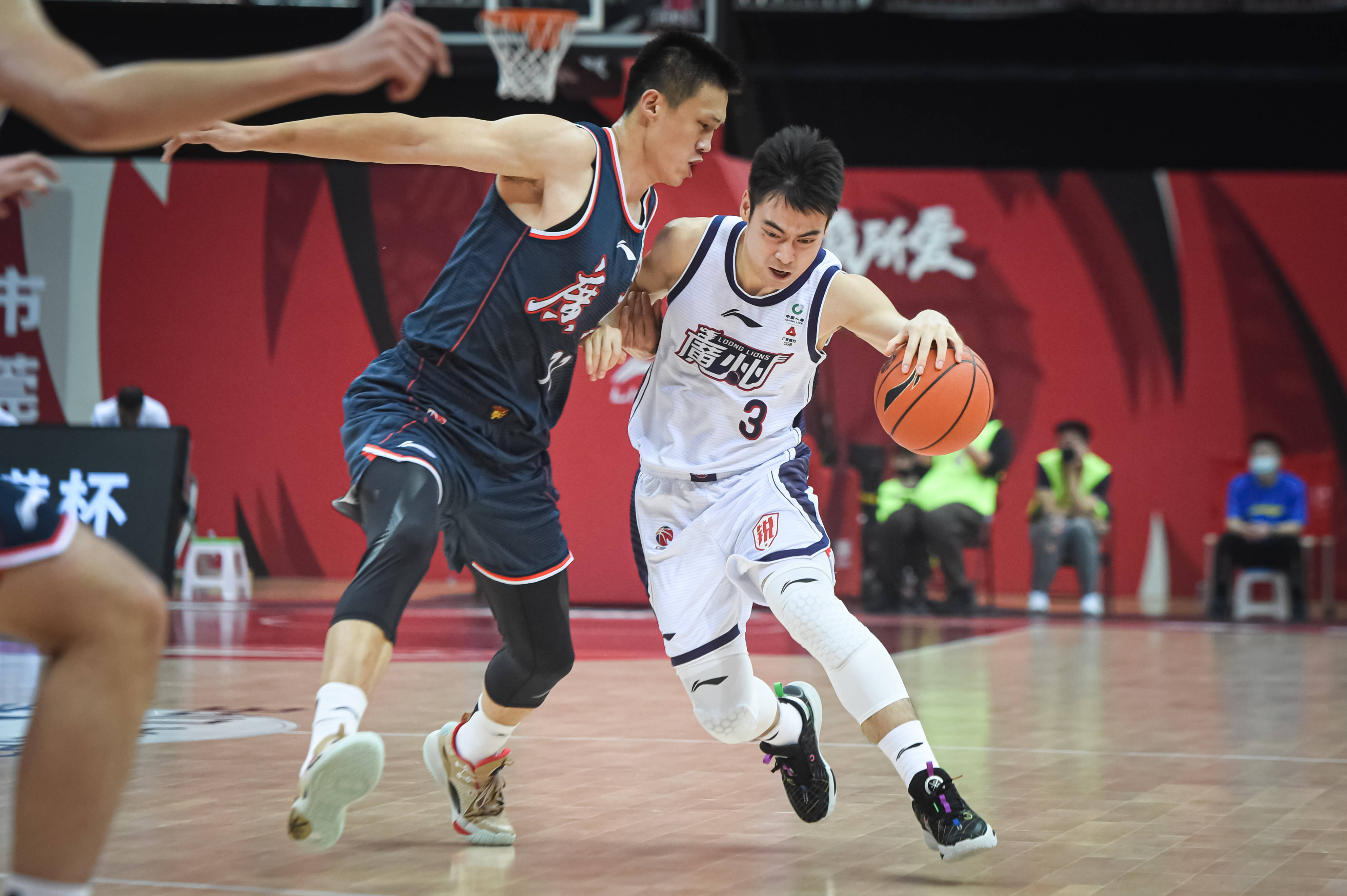 3月14日,广东东莞大益队球员张昊(右)在时代中国广州队球员哈斯(前左)