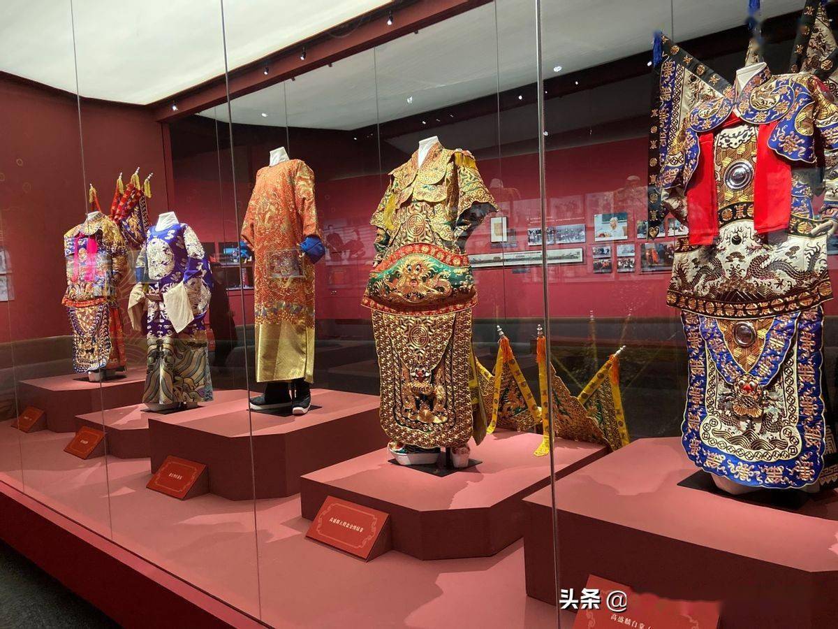 国博薪火相传展京剧行头绝美视觉享受