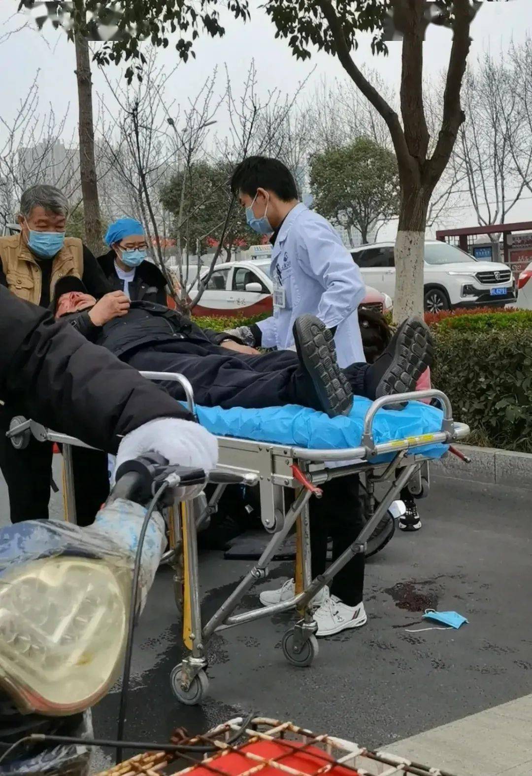 宿州吾悦广场附近突发事故!老人满脸都是血,网友却说.