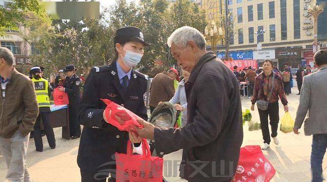 结合部门职能,精心准备了法律知识读本,购物袋,围裙等法治文化宣传品