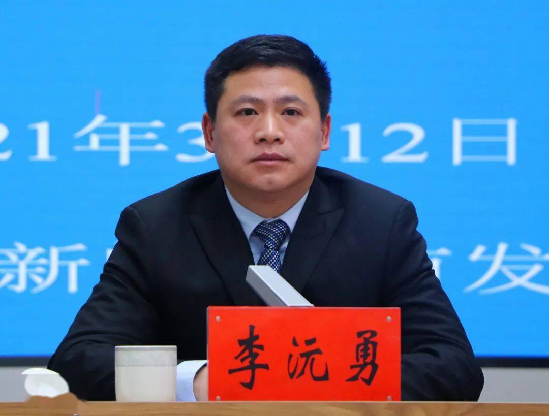 本场新闻发布会共有两项议程,一是由威信县委副书记,县长李沅勇先生作